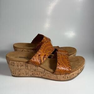 Minnetonka Women's Bertie Wedge Slide Sandal Size 8